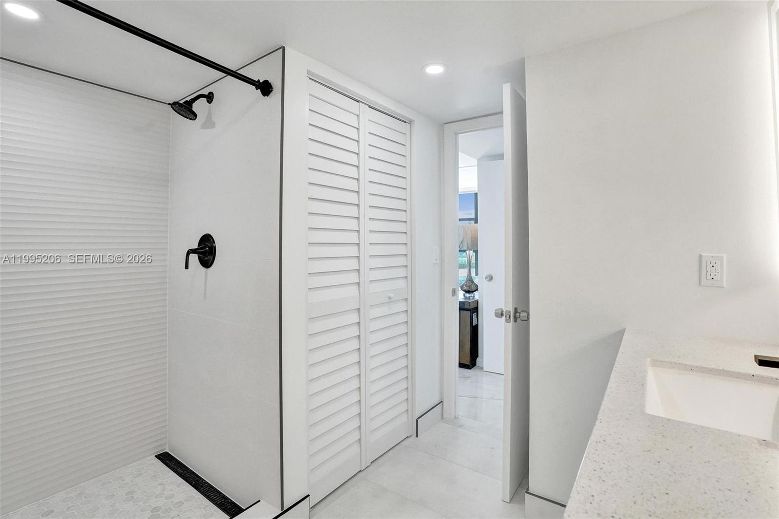 200 LESLIE CONDO - Residential