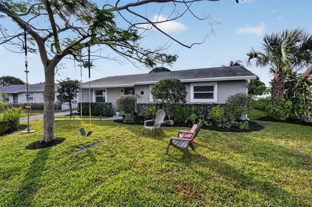 Photo of 219 E Whitney Dr, Jupiter, FL 33458 (MLS # A12003964)