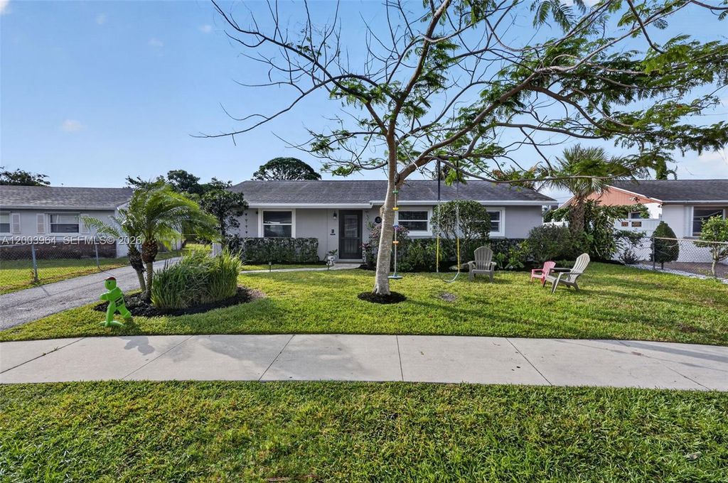 Photo of 219 E Whitney Dr, Jupiter, FL 33458 (MLS # A12003964)