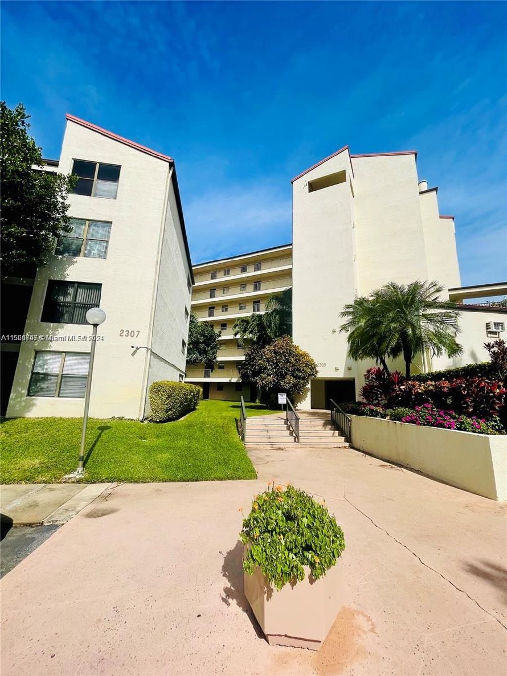 Photo of 2309 S Cypress Bend Dr #113C, Pompano Beach, FL 33069 (MLS # A11561707)