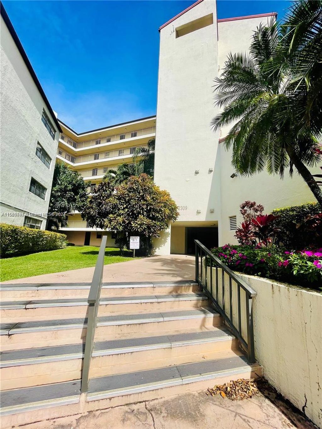 Photo of 2309 S Cypress Bend Dr #113C, Pompano Beach, FL 33069 (MLS # A11561707)