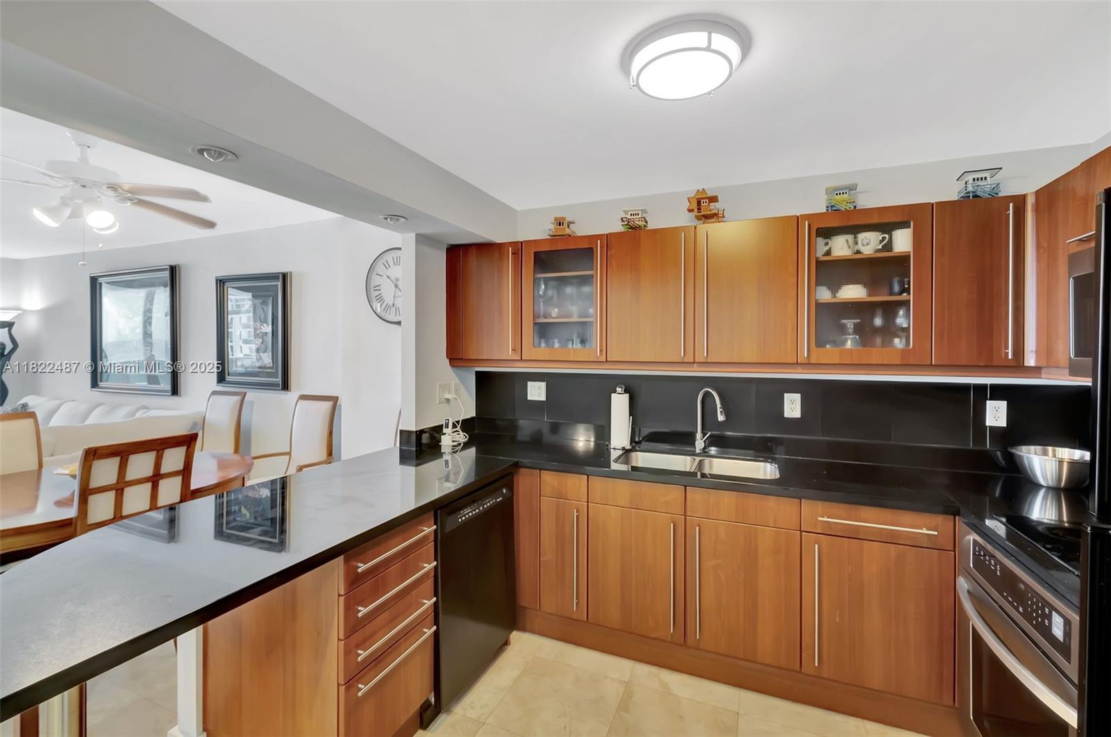 2301 Collins Ave 1425, Miami Beach, FL, 33139/$1,399,000 3 2301 Collins Ave 1425