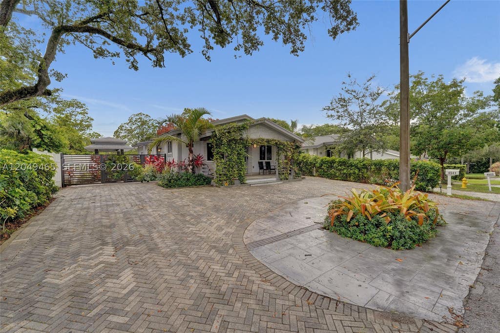 Photo of 4541 SW 26th Ter #0, Dania Beach, FL 33312 (MLS # A12049465)