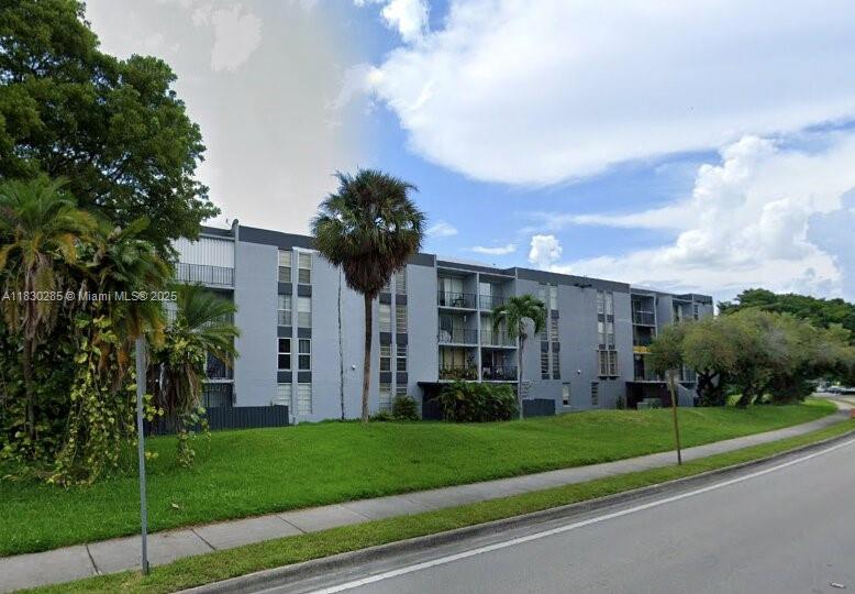 An excellent 2/2 apartment with great location, very close from Flagler and 87 Ave.