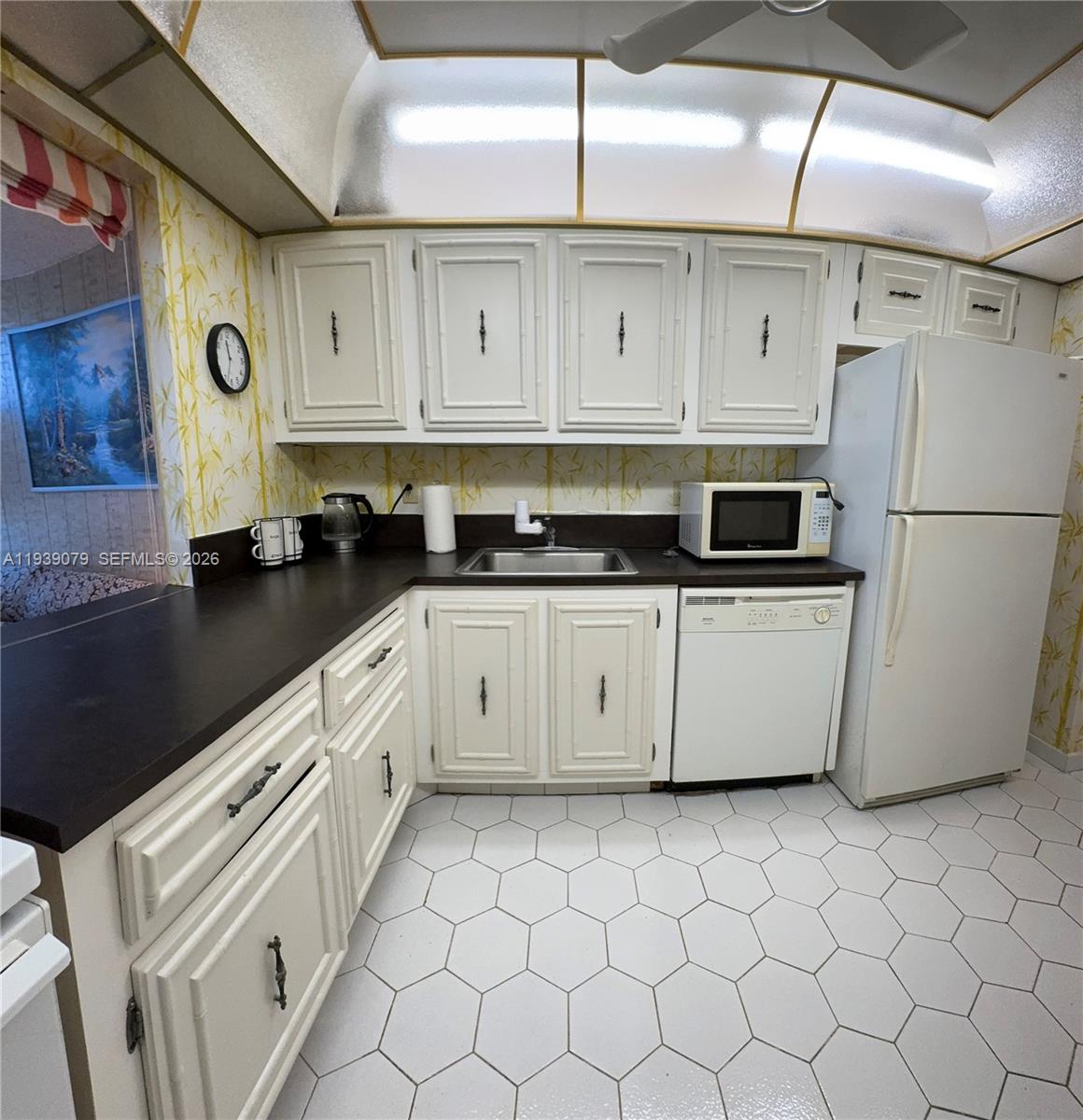 DESOTO PARK CONDO - Residential Lease