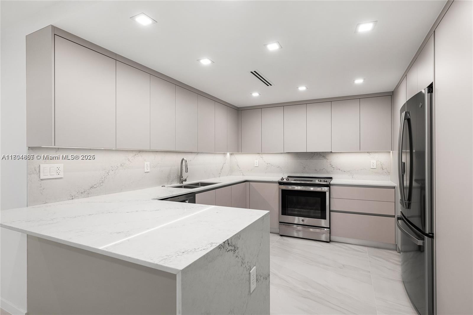 Rental Property at 9801 Collins Ave 14V, Bal Harbour, Miami-Dade County, Florida - Bedrooms: 2 
Bathrooms: 2  - $5,600 MO.