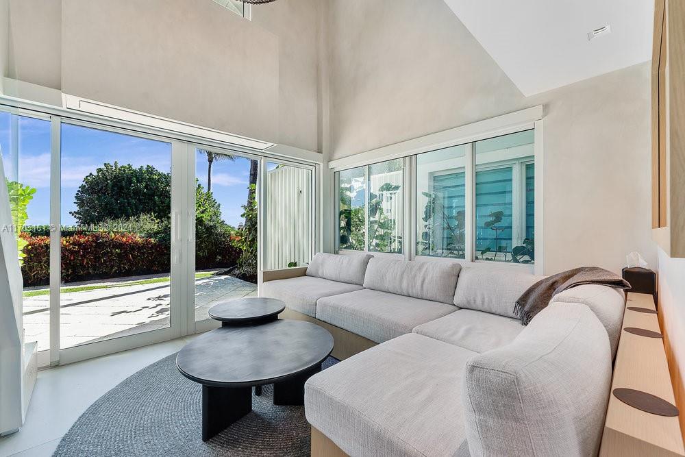 CONTINUUM ON SOUTH BEACH - Residential