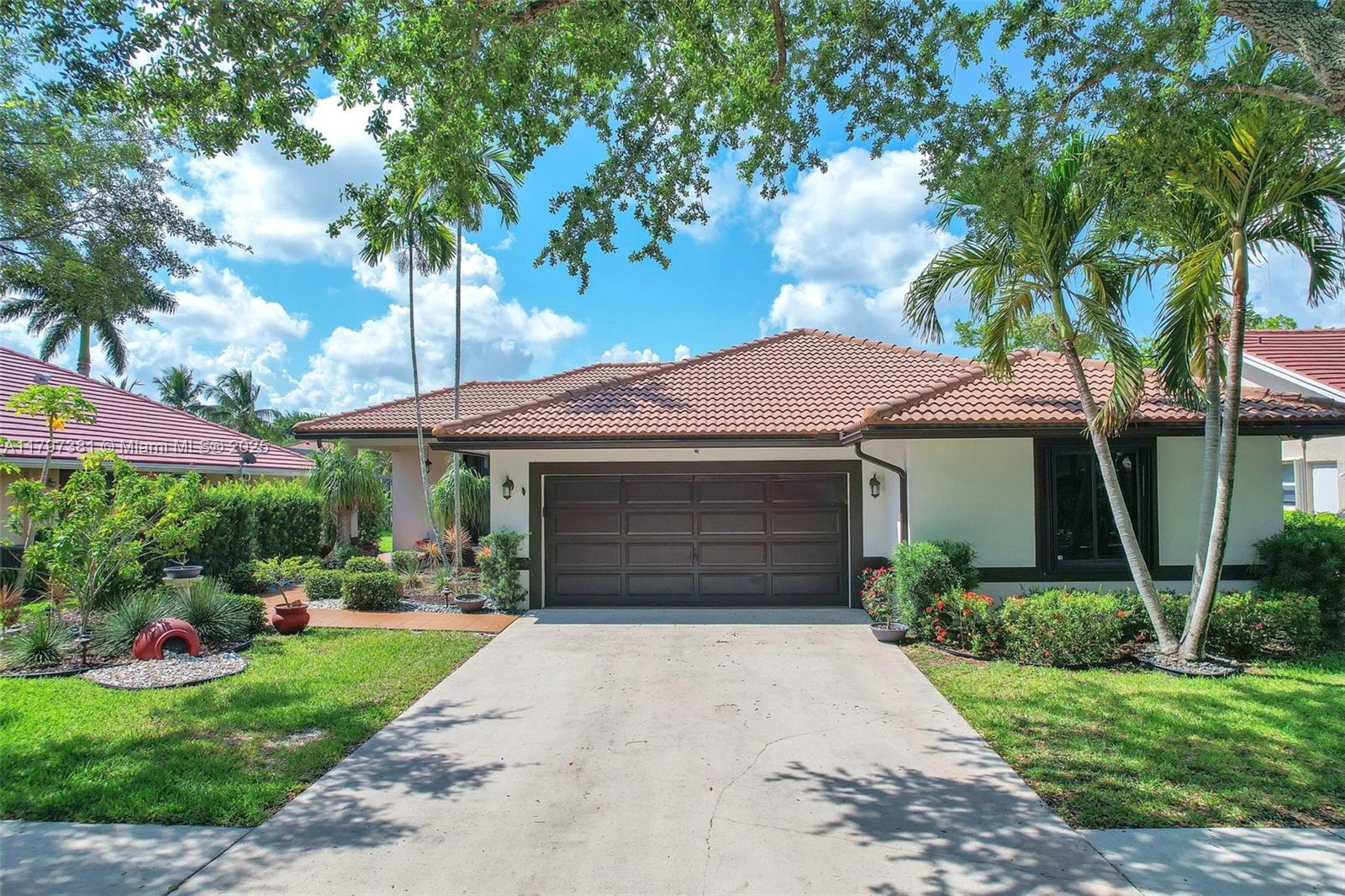 808 Hampton Ct, Weston, Broward County, Florida - 4 Bedrooms  
3 Bathrooms - 