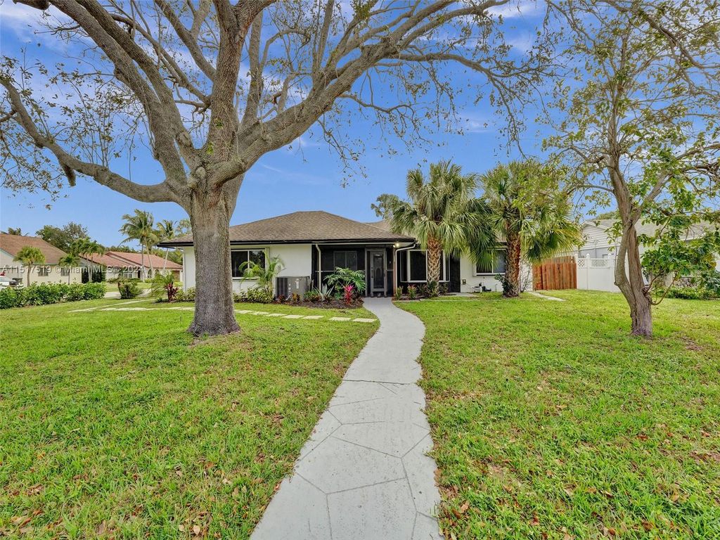 Photo of 653 Ibis Dr, Delray Beach, FL 33444 (MLS # A11517519)