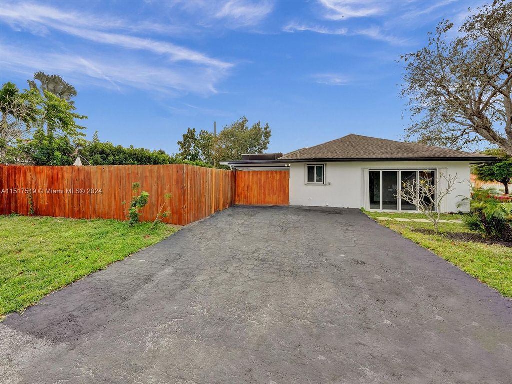 Photo of 653 Ibis Dr, Delray Beach, FL 33444 (MLS # A11517519)