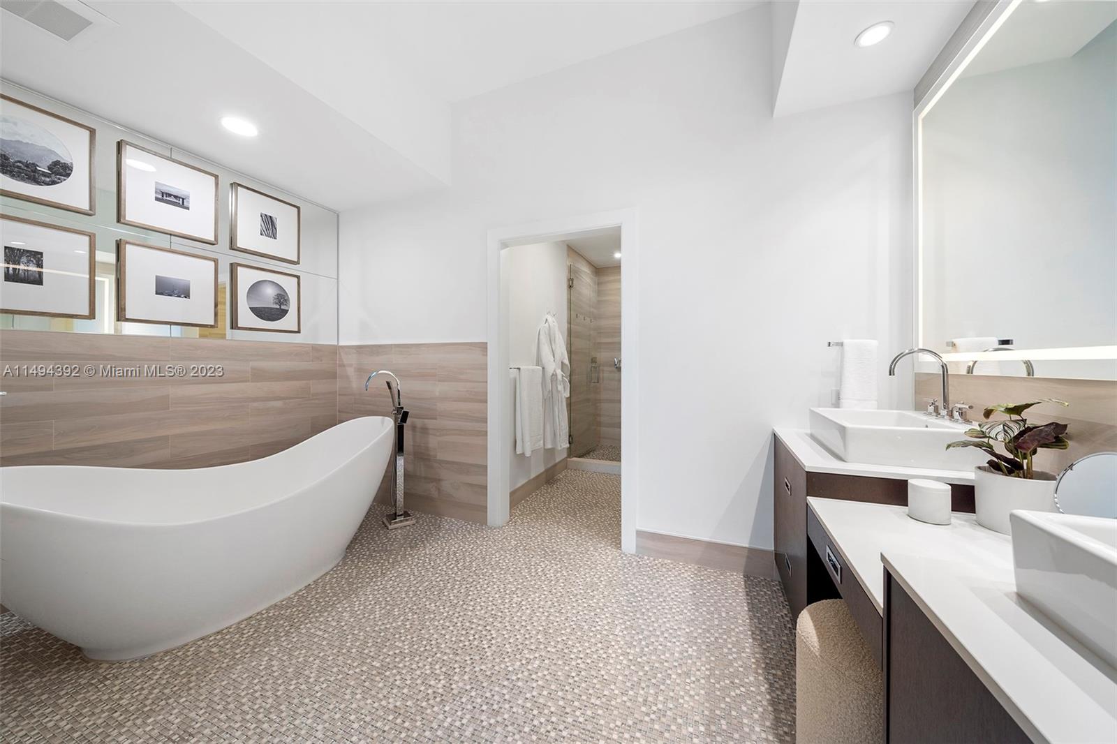 CONTINUUM ON SOUTH BEACH - Residential