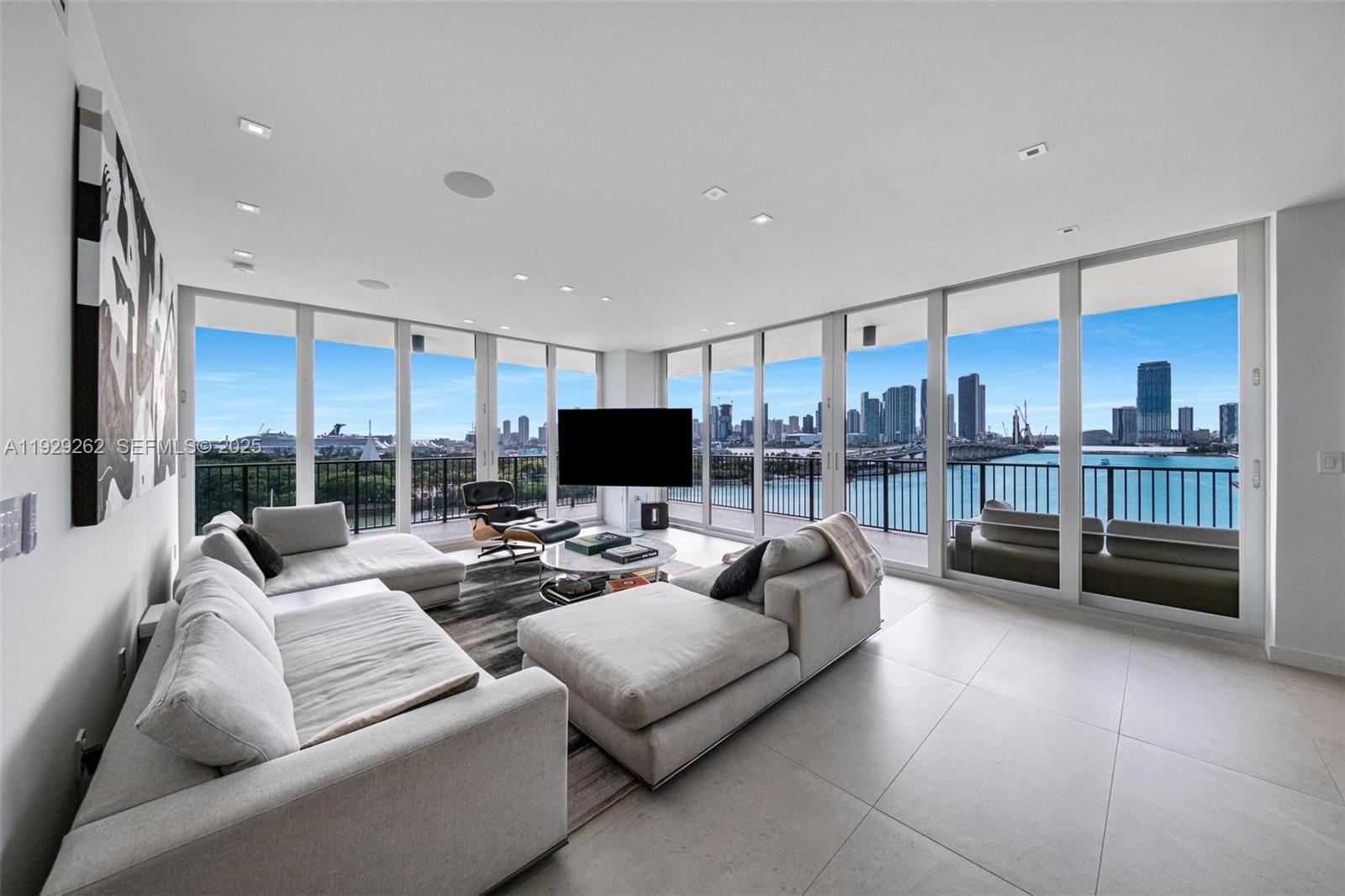 1000 Venetian Way 1004