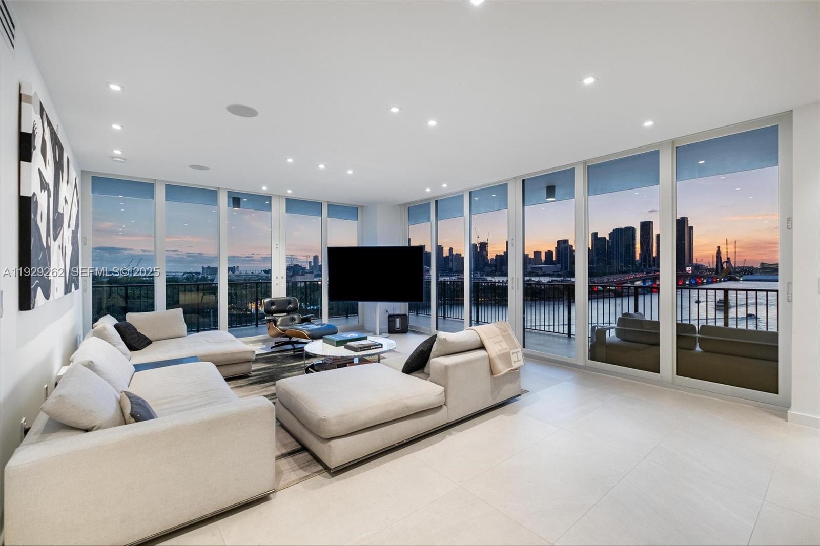 1000 Venetian Way 1004