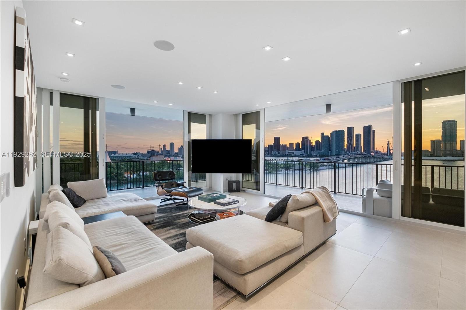 1000 Venetian Way 1004