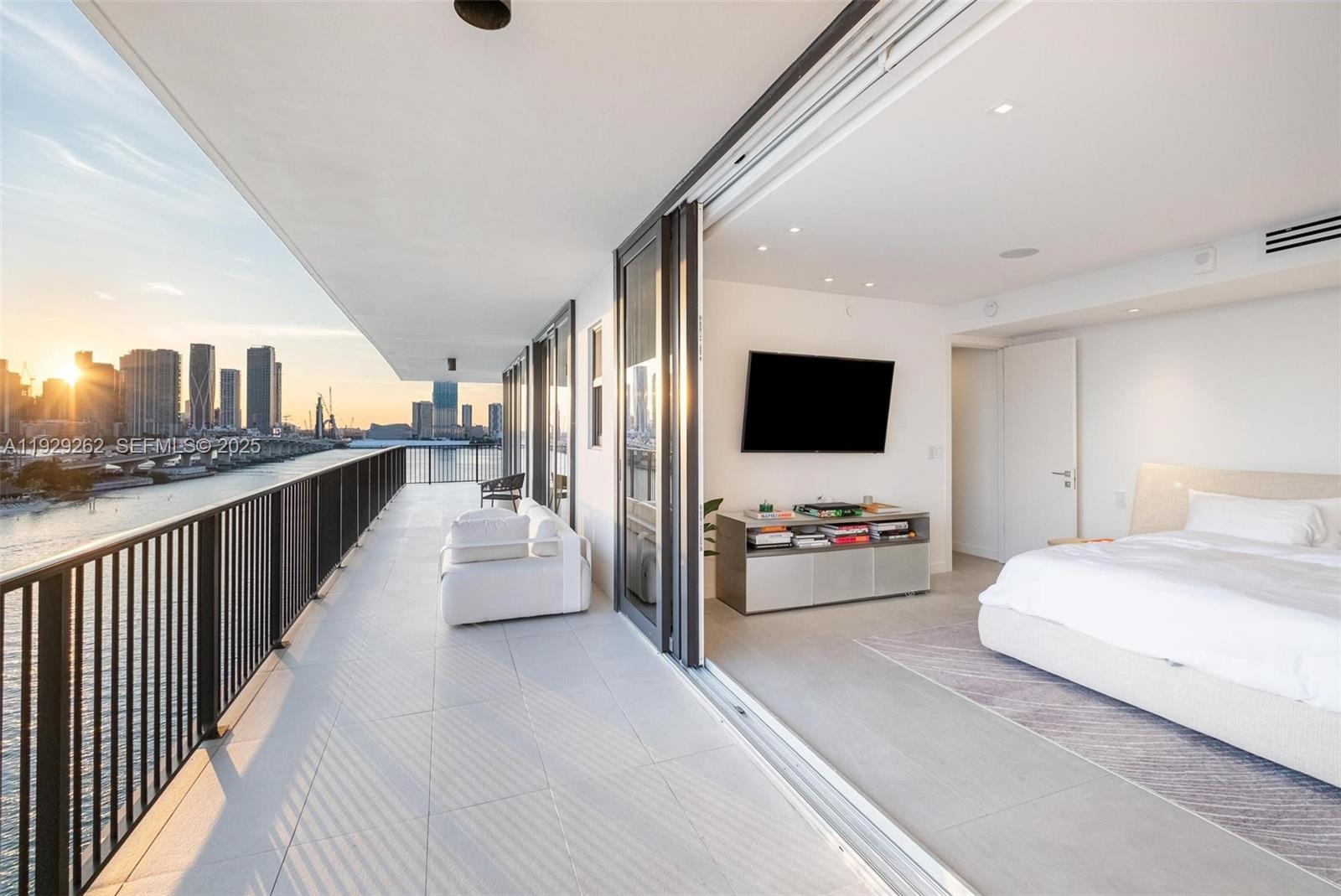 ONE THOUSAND VENETIAN WAY - Residential