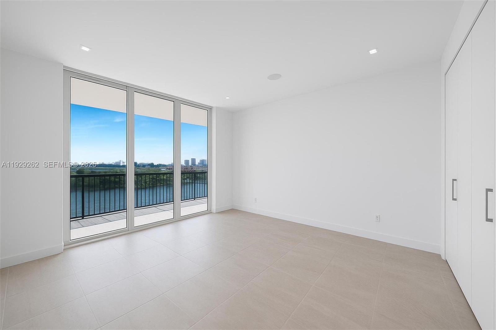 ONE THOUSAND VENETIAN WAY - Residential