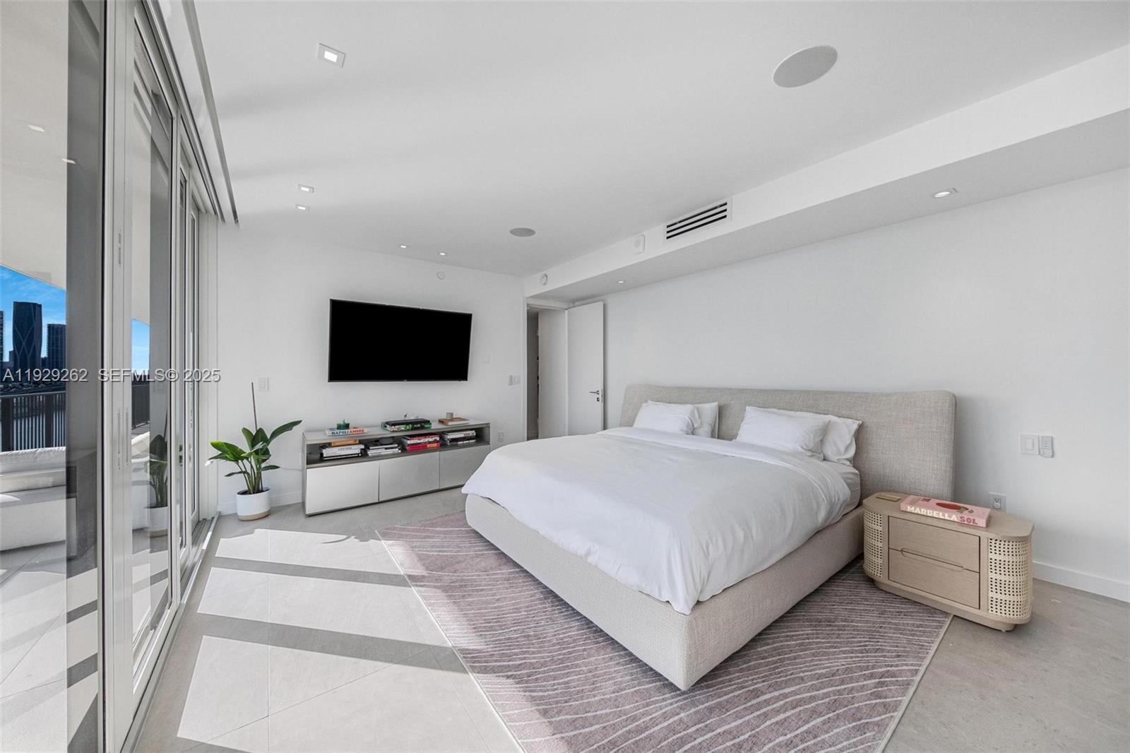 ONE THOUSAND VENETIAN WAY - Residential