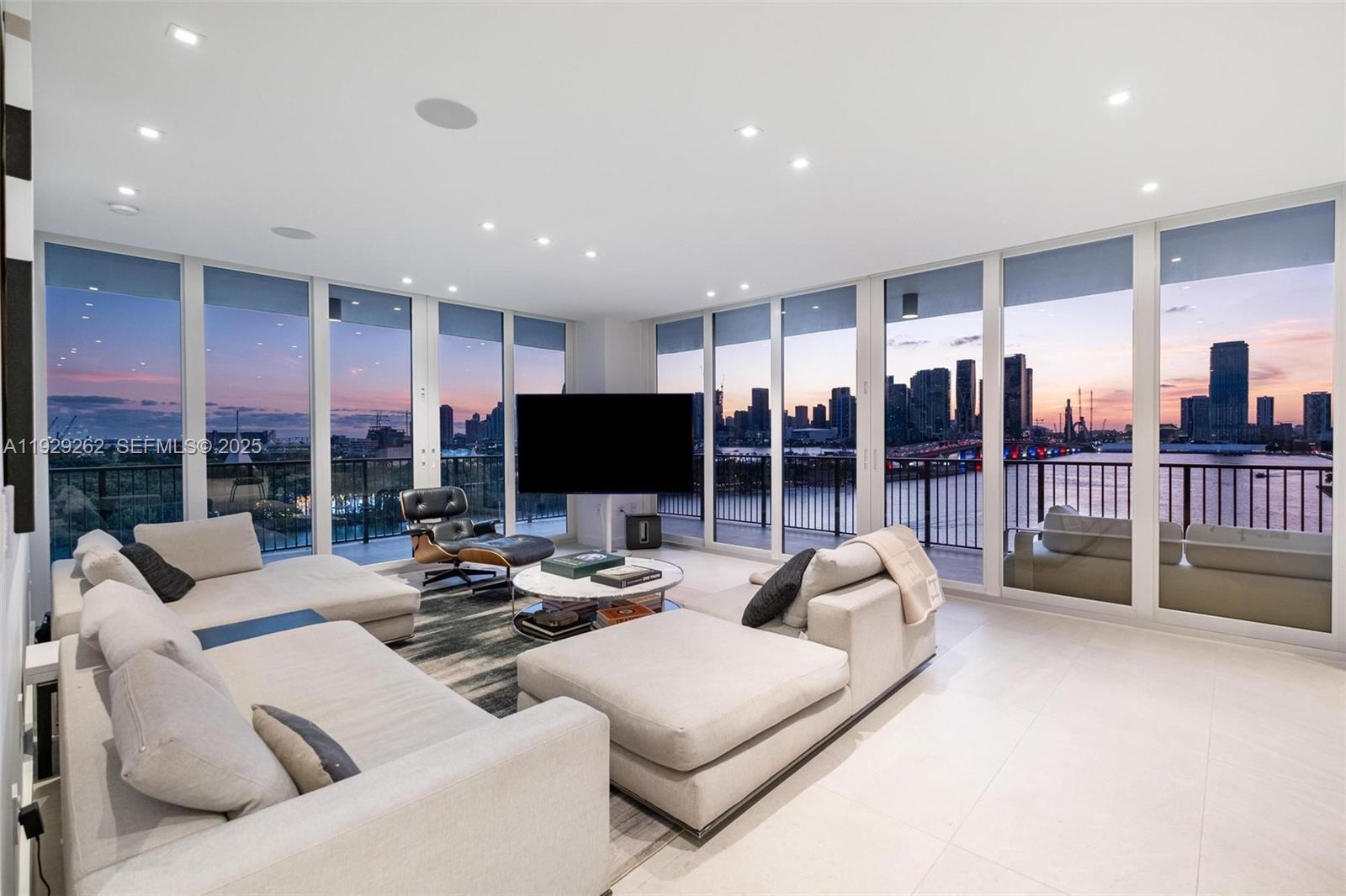 1000 Venetian Way 1004