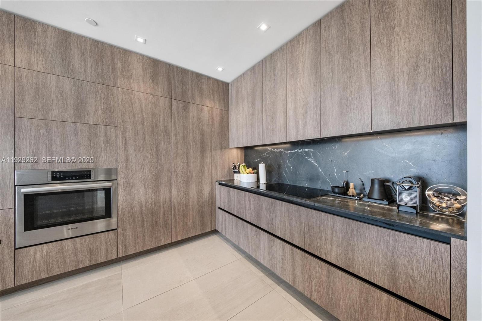 ONE THOUSAND VENETIAN WAY - Residential