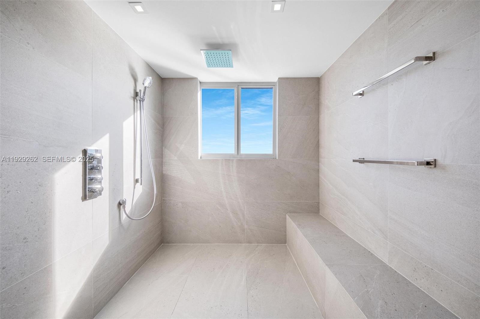 ONE THOUSAND VENETIAN WAY - Residential