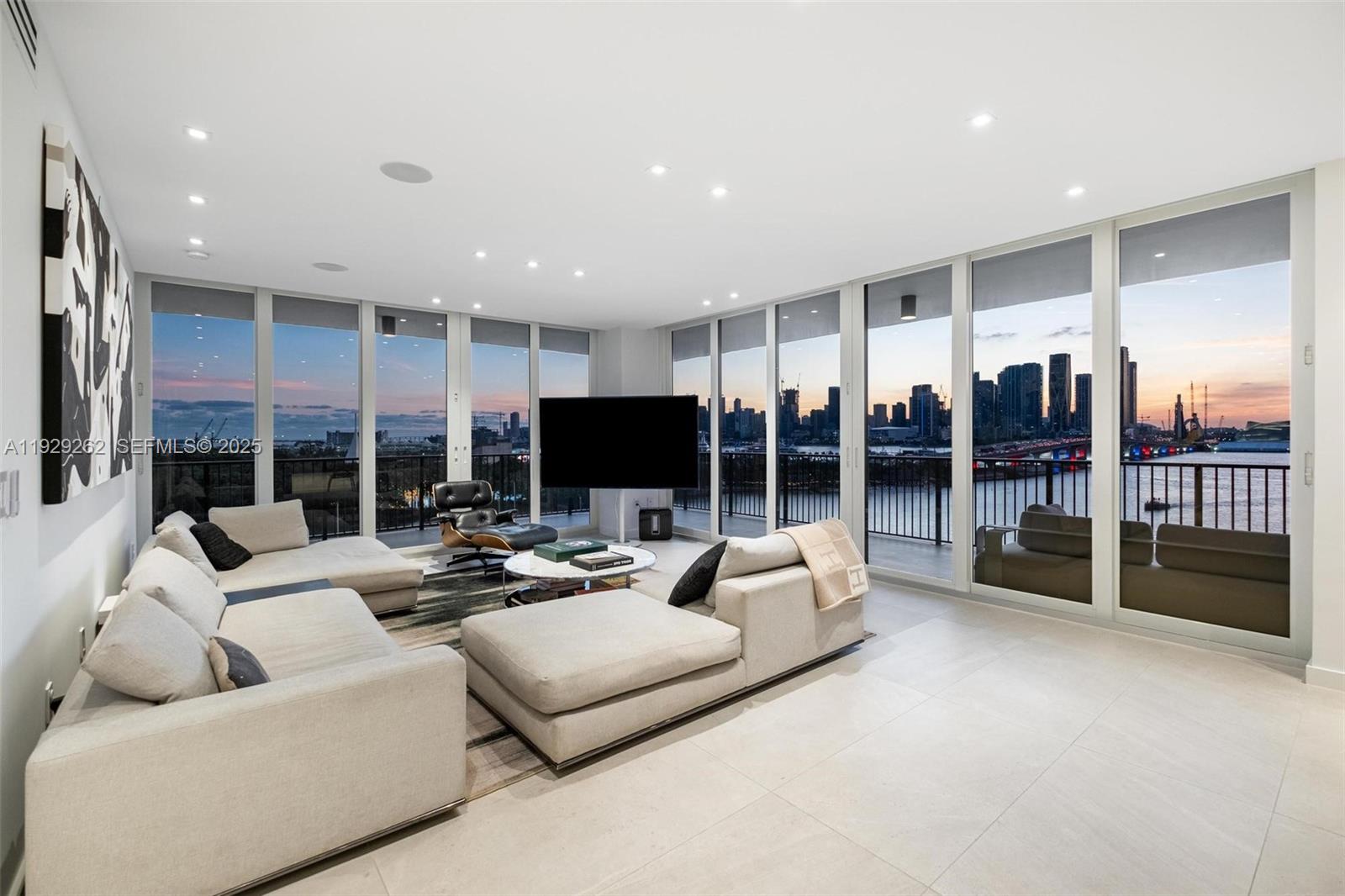 1000 Venetian Way 1004