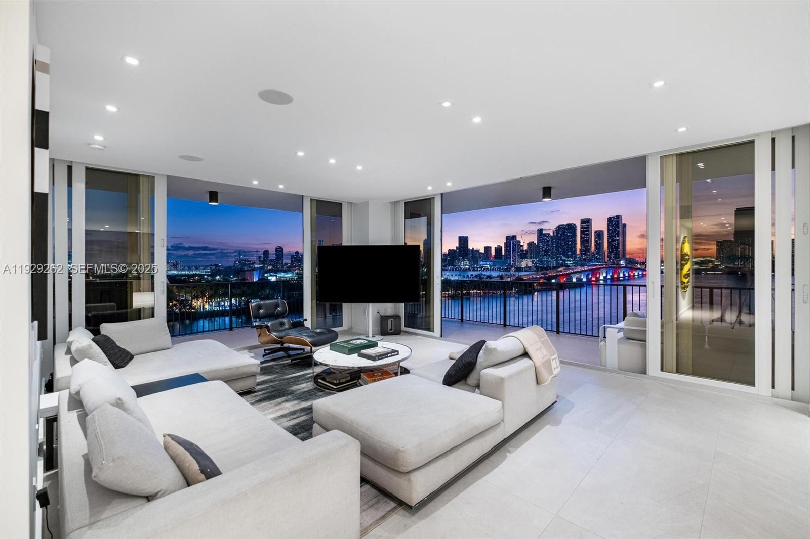 1000 Venetian Way 1004