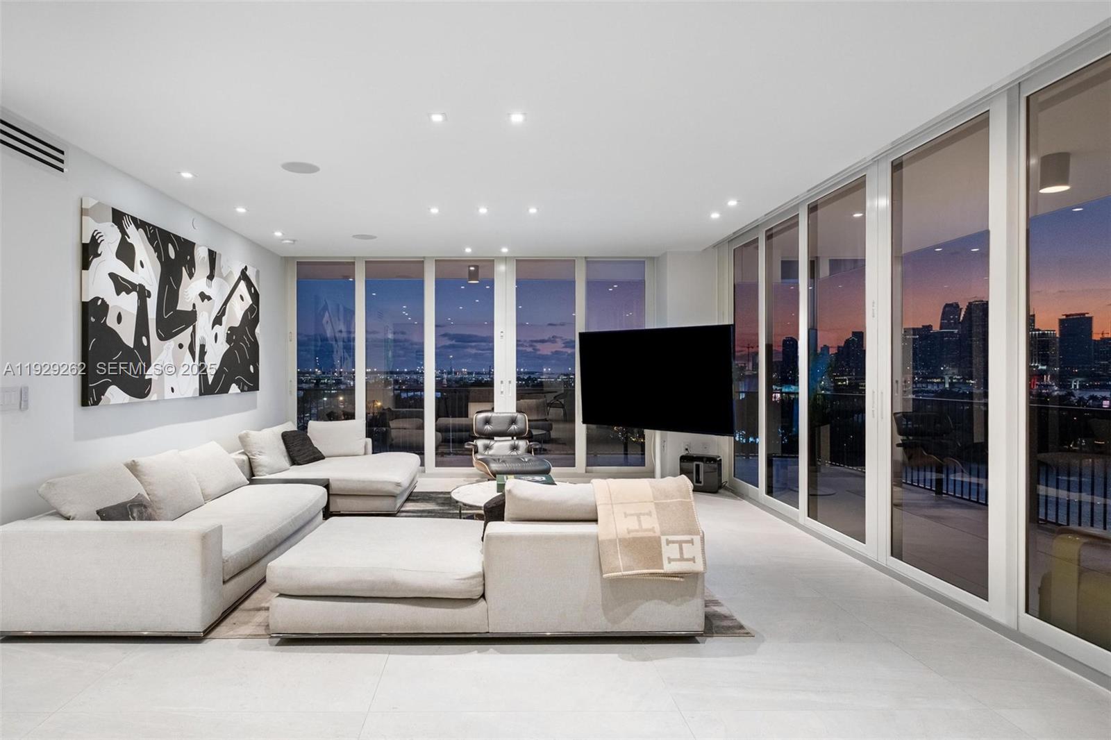 ONE THOUSAND VENETIAN WAY - Residential