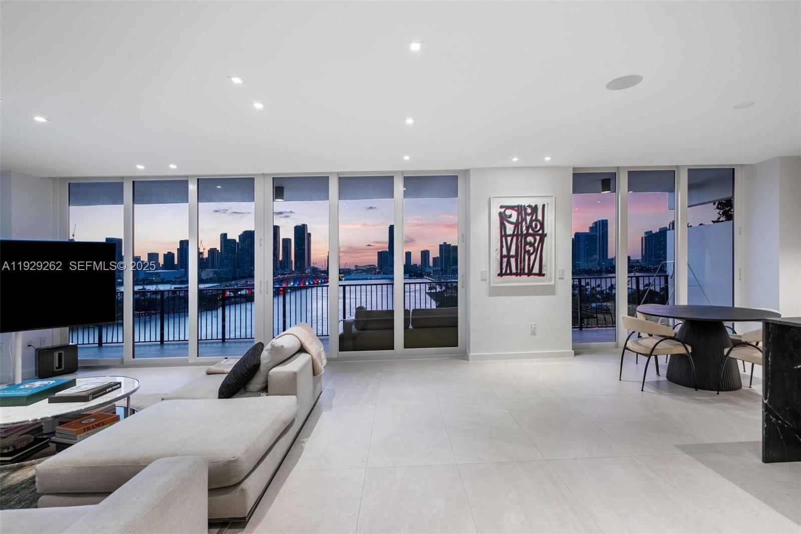 ONE THOUSAND VENETIAN WAY - Residential