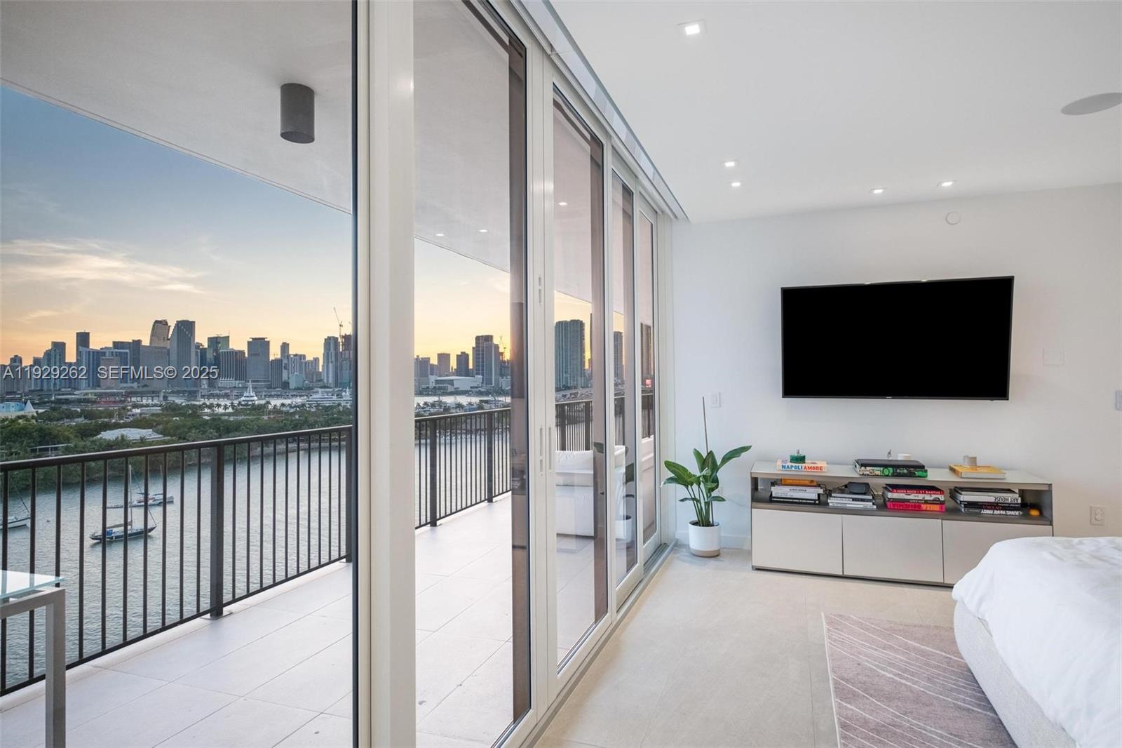 ONE THOUSAND VENETIAN WAY - Residential