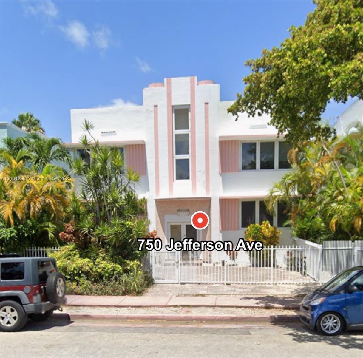 Great unit with wood floors, kitchen and appliances,1 bathroom and 1 bedroom. Great for investment, to live in or for a vacation home. Very easy to rent. Don t miss it. Easy to show.
Minutes to Beach and Lincoln road.