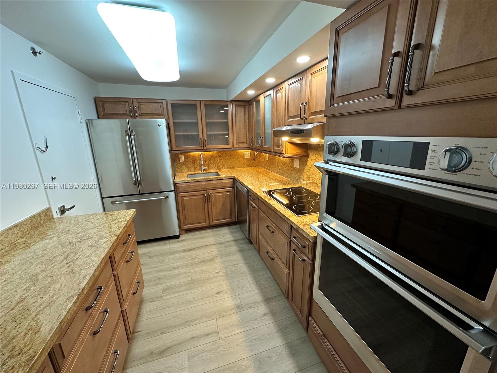 6039 Collins Ave 1136