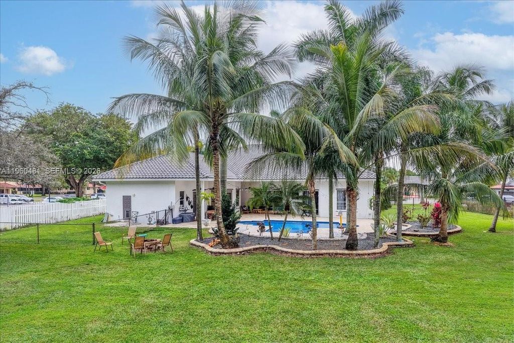 Photo of 13801 Alexandria Ct, Davie, FL 33325 (MLS # A11960481)