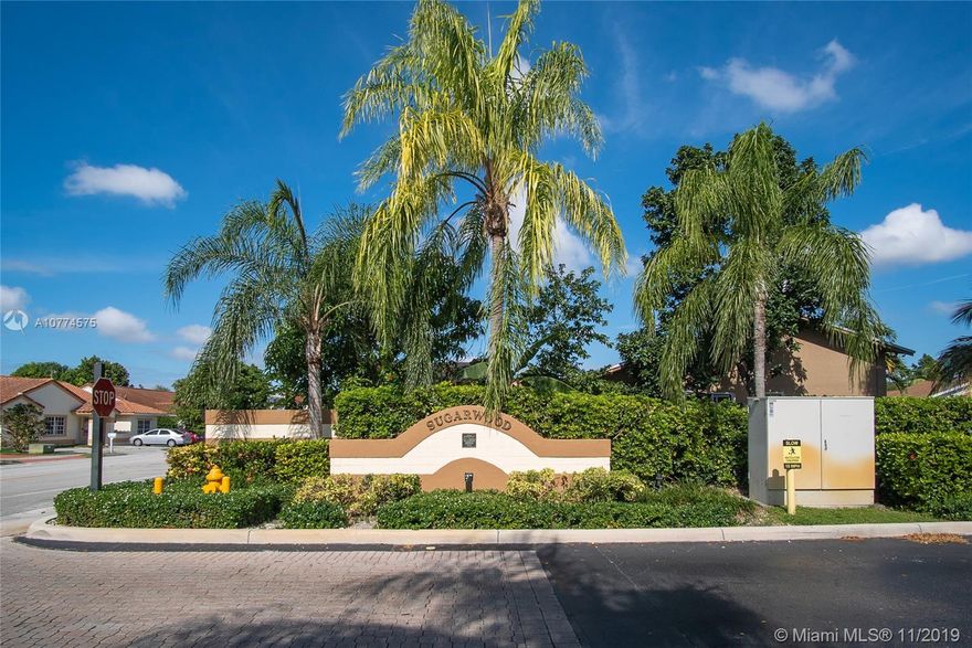 Excellently located single family home; with all you may need to enjoy in a home: flowing floor plan, spacious kitchen-family room, a patio that has it all: summer kitchen, screened pool, and a terrace. Proximate (0.4 mile) to an "A" graded elementary school and Sugarwood Park.