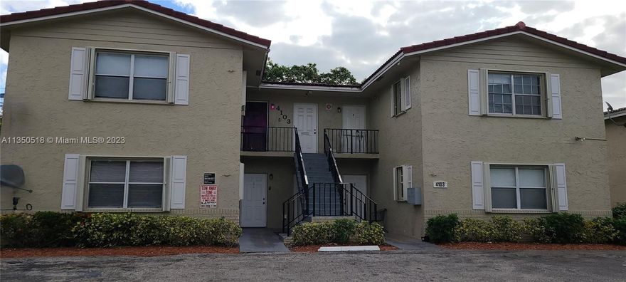 Look no further! beautiful, freshly painted condo rental offers 3 bedrooms, 2 bathrooms and is conveniently located near highways, shopping centers, and public transportation. With a hassle-free application process and no HOA to worry about, you can be approved and moved in as soon as possible! Take advantage of this great opportunity now!