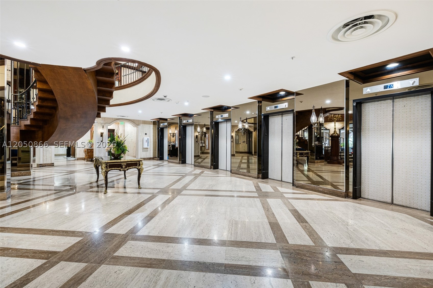6039 Collins Ave 517