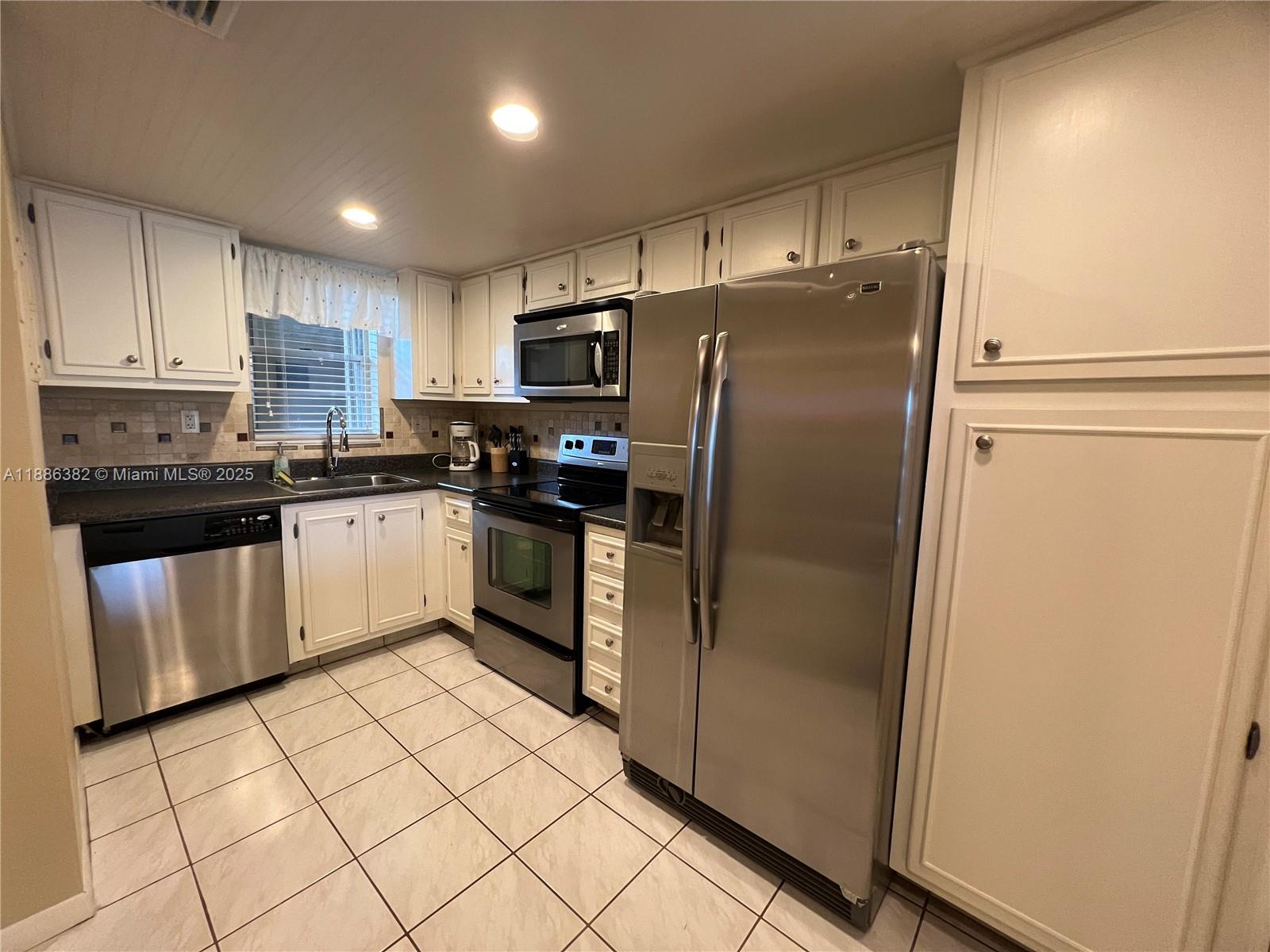Pretty, pretty condo with screened balcony and waterview close to Nova and other colleges. Great kitchen w/stainless appliances, hardwood and tile flooring. Elevator building. Close to Broward college, Nova Southeastern, fiu, fau, mcfatter, UF. Impact glass, split floorplan, students welcome. : FPM residents are enrolled in a Resident Benefits Package - includes renter’s insurance, A/C filters, $1M Identity Protection, utility concierge, rewards program, etc. $50 per mo. Details upon application.