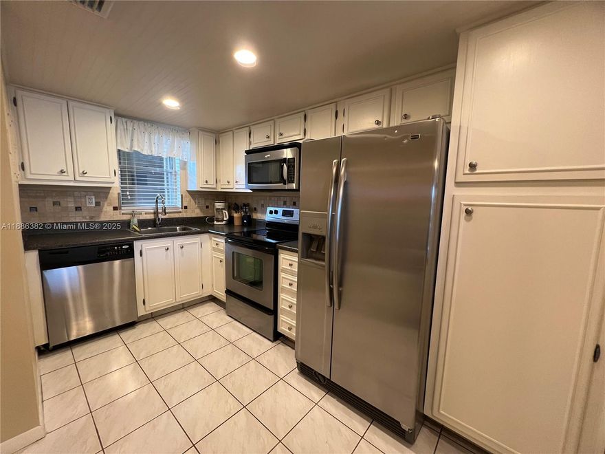 Pretty, pretty condo with screened balcony and waterview close to Nova and other colleges. Great kitchen w/stainless appliances, hardwood and tile flooring. Elevator building. Close to Broward college, Nova Southeastern, fiu, fau, mcfatter, UF. Impact glass, split floorplan, students welcome. : FPM residents are enrolled in a Resident Benefits Package - includes renter’s insurance, A/C filters, $1M Identity Protection, utility concierge, rewards program, etc. $50 per mo. Details upon application.