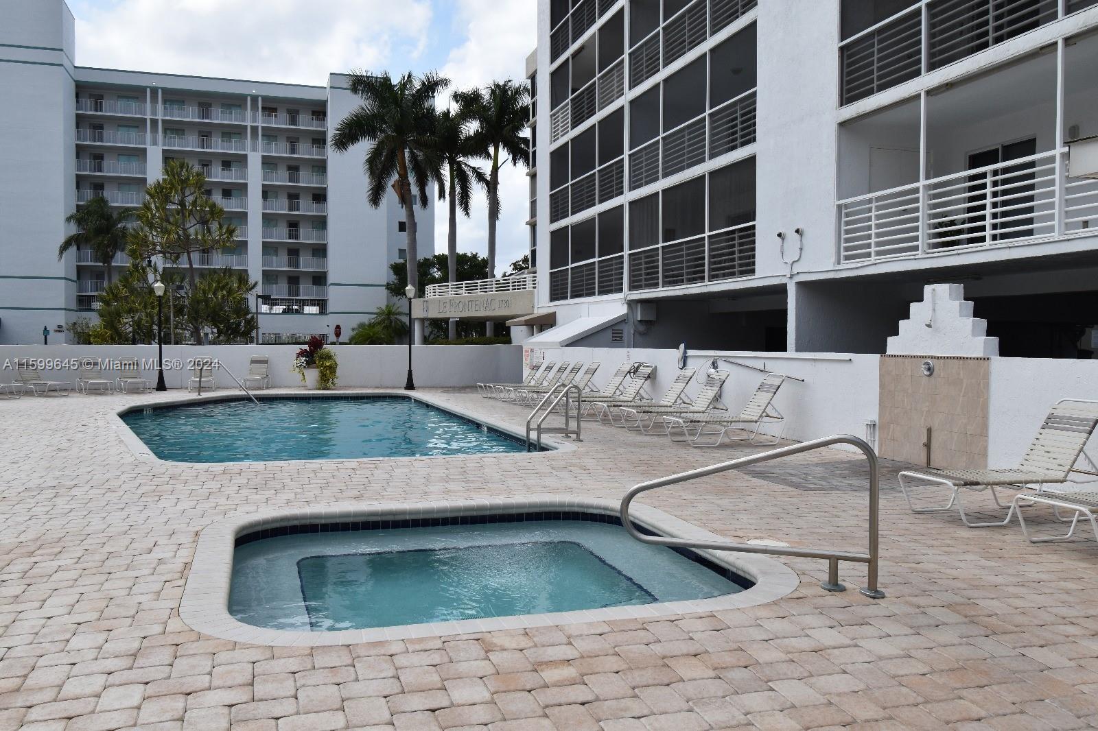 Spectacular apartment walk distance to the beach. This 2 bedrooms and 2 Bath apartment y very nice furnished. Close to the school of Sunny Isles.