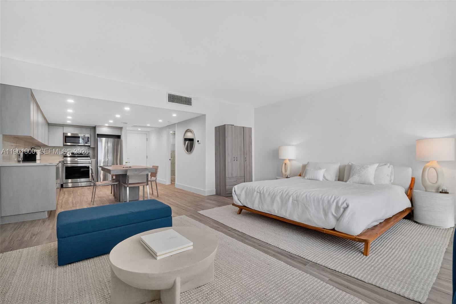 2301 Collins Ave 943