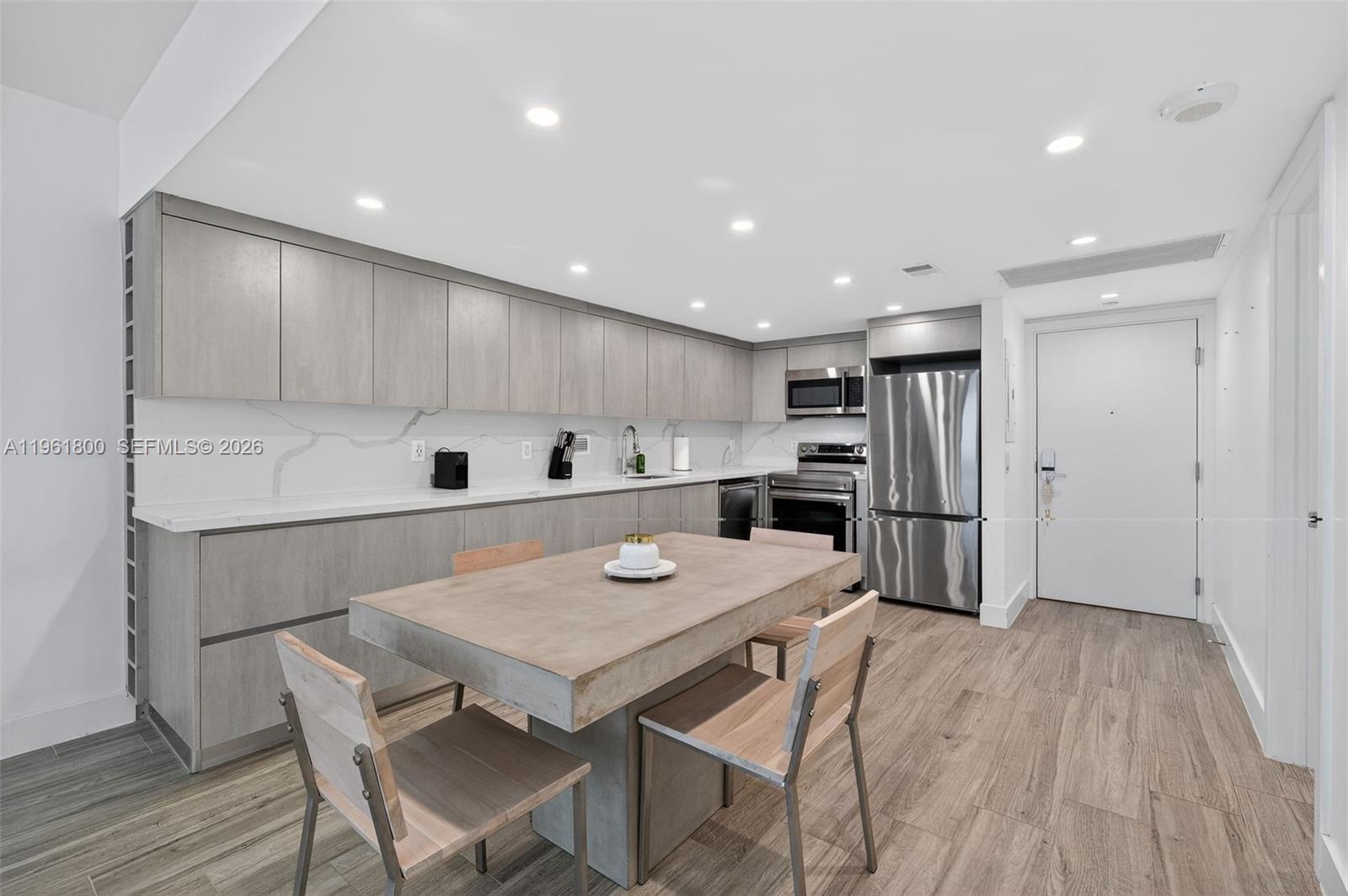 2301 Collins Ave 943