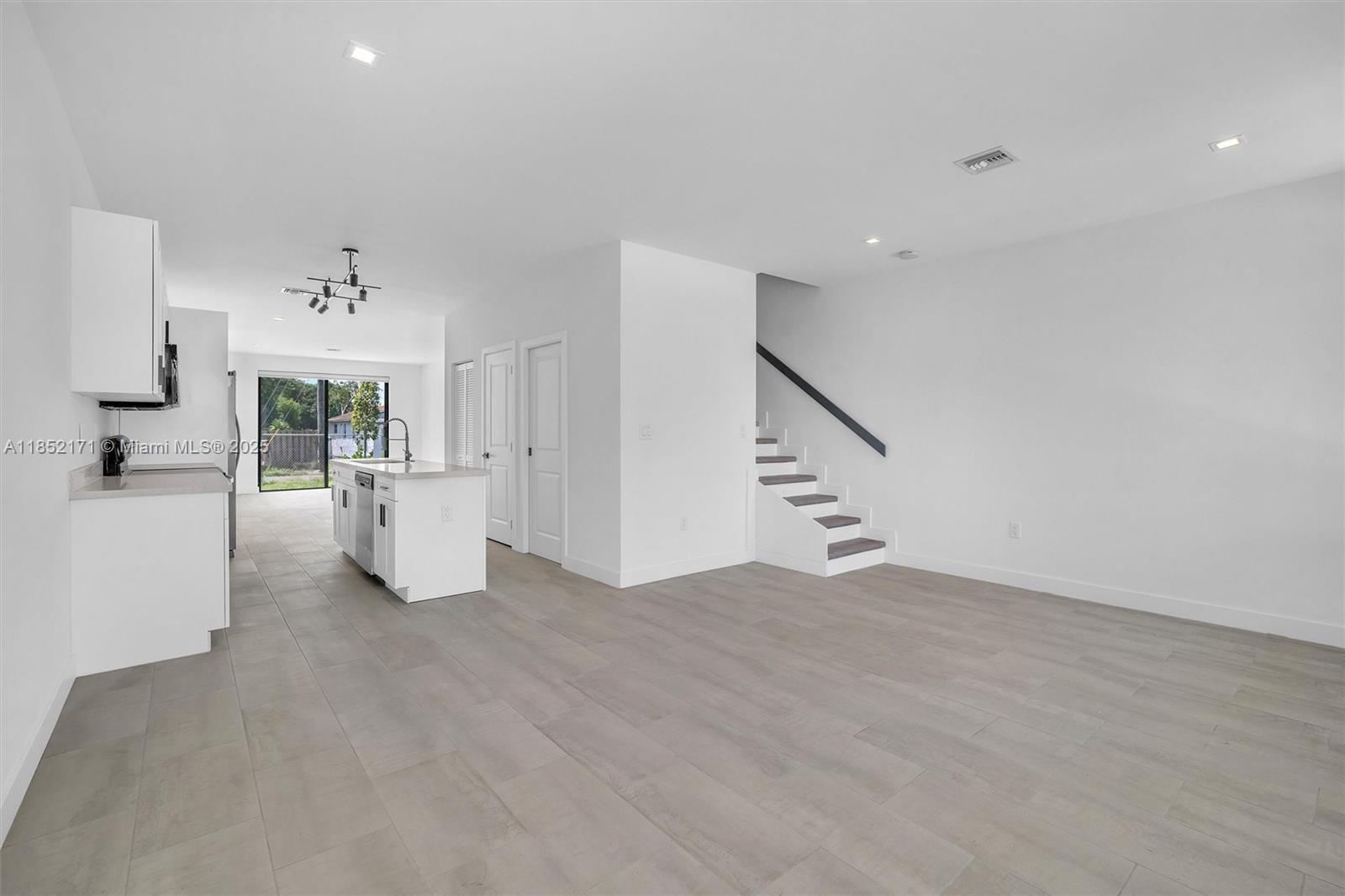 OCEAN PARK - Residential Lease