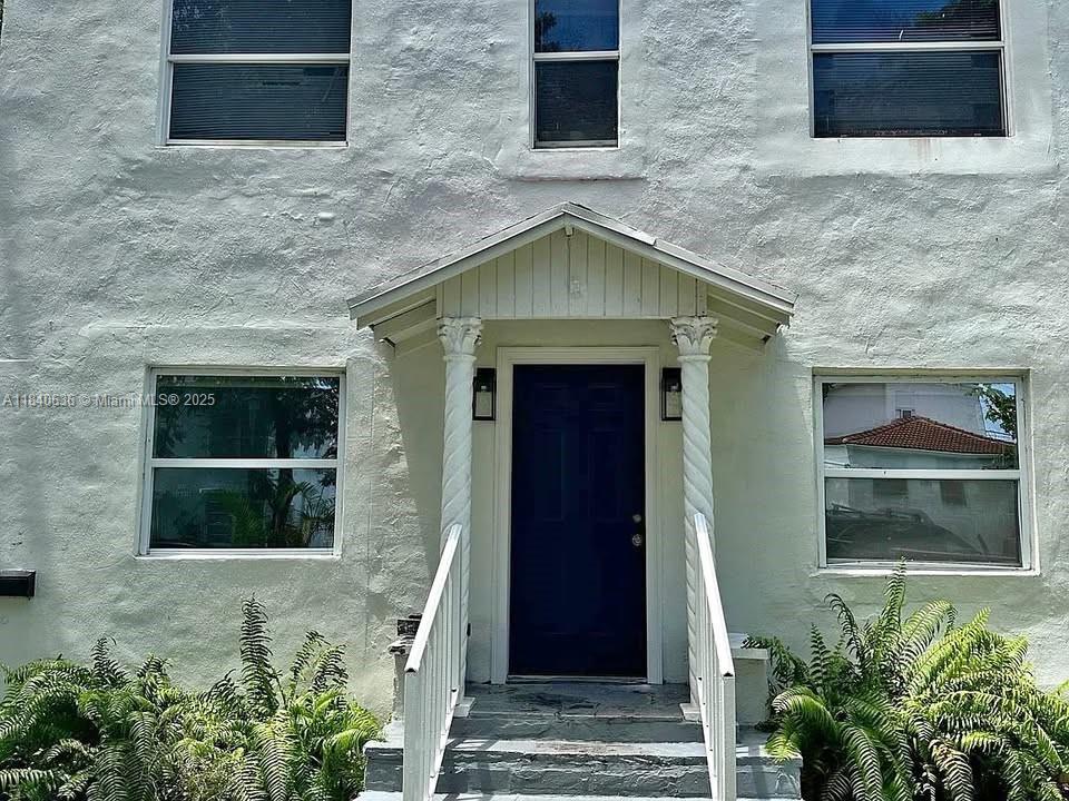 Comfortable remodeled duplex in the Shenandoah area near between Coral Way and 8TH street. Complete first floor. 3 bedrooms and 1.5 bathrooms with a nice Livingroom and dinning area. New kitchen appliances, new central A/C and large windows throughout. Free high speed Wi-Fi. Washer/dryer available in the back building. 1 assigned parking space plus street parking. Outdoor area in front of the building. WIFI Included
This is a safe neighborhood close to Little Havana entertainment restaurants and activities, but not so close that activities interfere with the building. Close to downtown, the Grove and a quick drive to the beaches.
First, last and security deposit. Security deposit may be split in 3 payments starting month 2