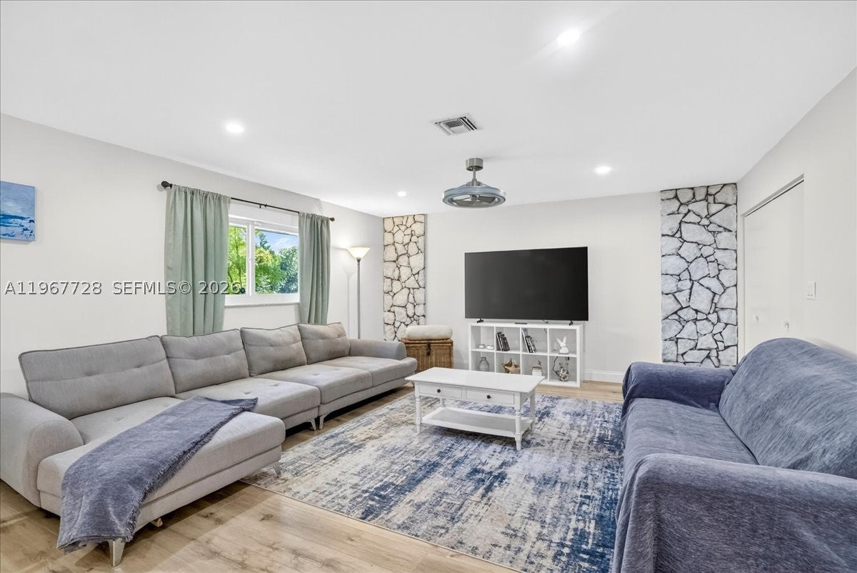 View photos, virtual tours, details... 3211 Calle Largo Dr