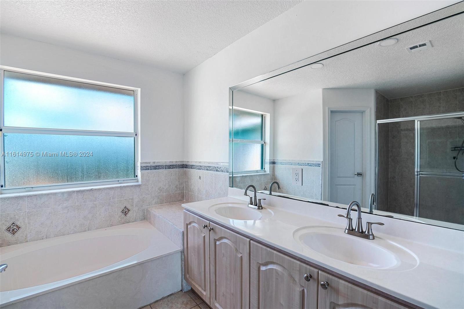 LAKE VENETIAN - Residential Lease