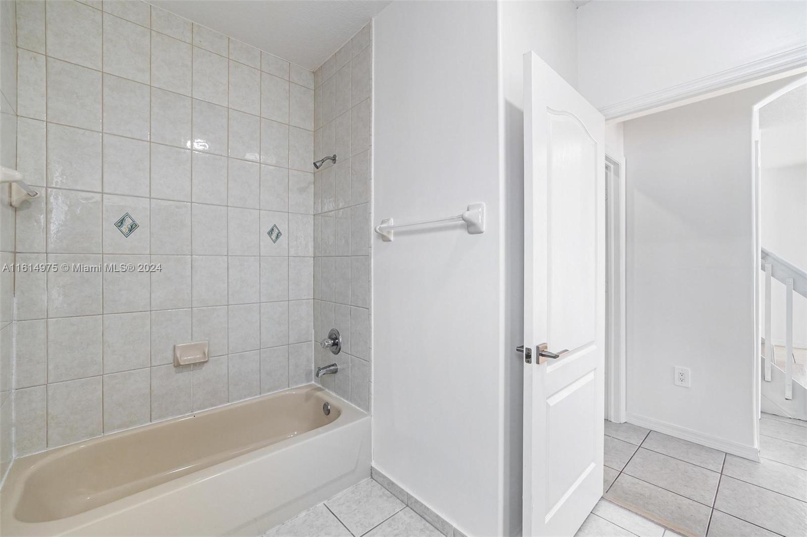 LAKE VENETIAN - Residential Lease