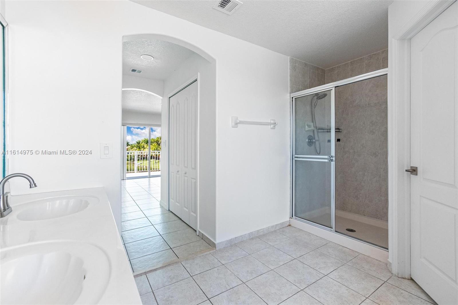 LAKE VENETIAN - Residential Lease