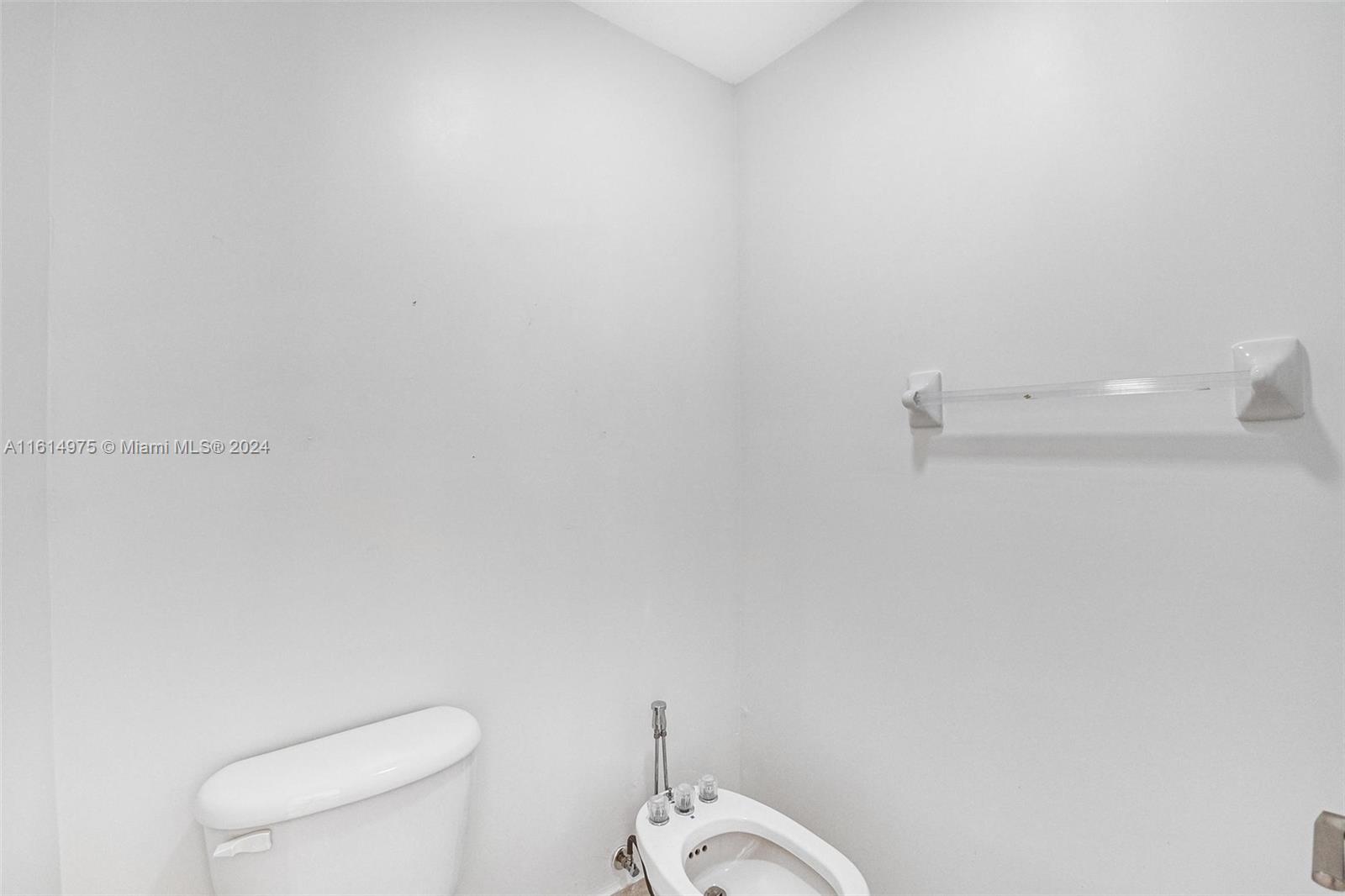 LAKE VENETIAN - Residential Lease
