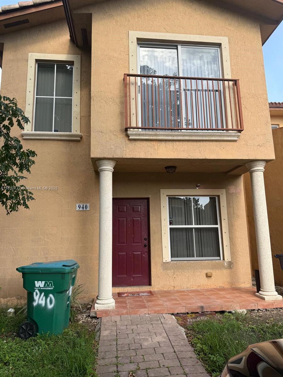 Nice townhouse in Florida city with 3 bedrooms, 2 and 1/2 bathrooms, central ac, washer and dryer connection to be install by tenant, spacious backyard and plenty of parking. Call listing agent. Section 8 is welcome.