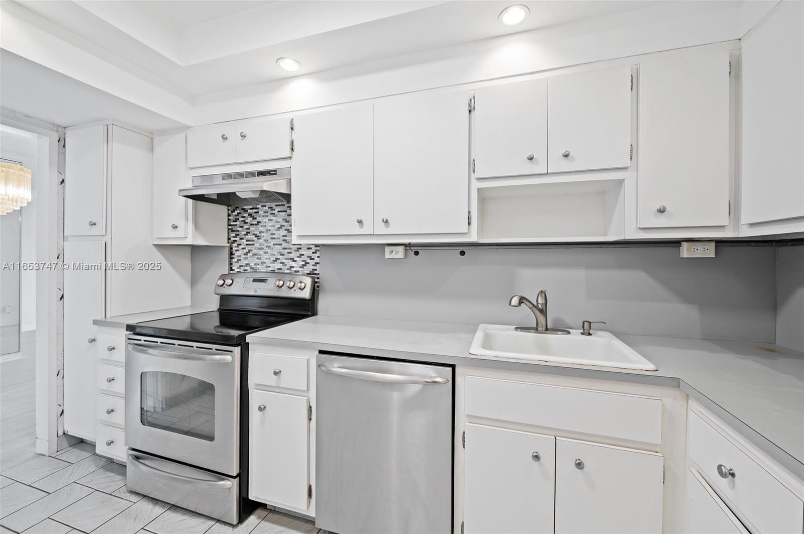 LONDON TOWERS CONDO - Residential