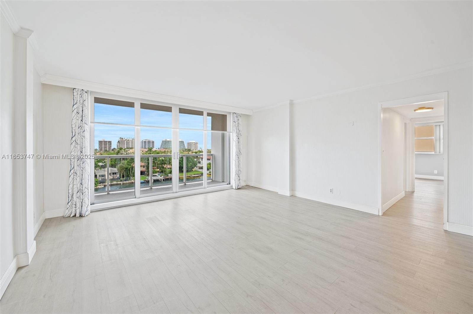 LONDON TOWERS CONDO - Residential